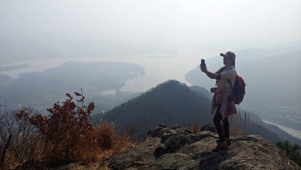 '멋지게 찍어요...' [사진 615산악회 제공]