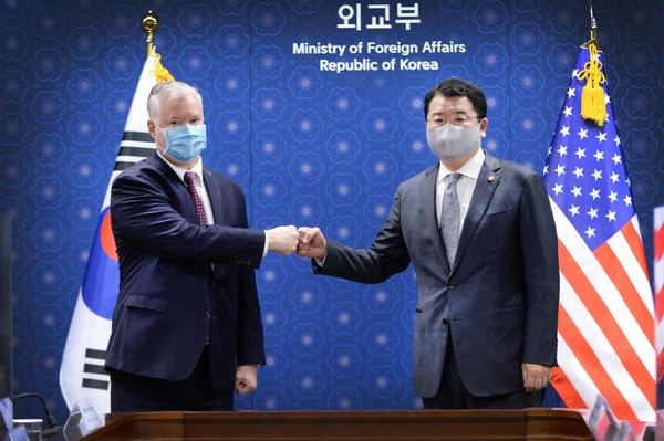 스티븐 비건 미국 국무부 부장관이 9일 외교부에서 최종건 제1차관과 만나 한미 외교차관 회담을 가졌다. [사진제공 - 외교부]