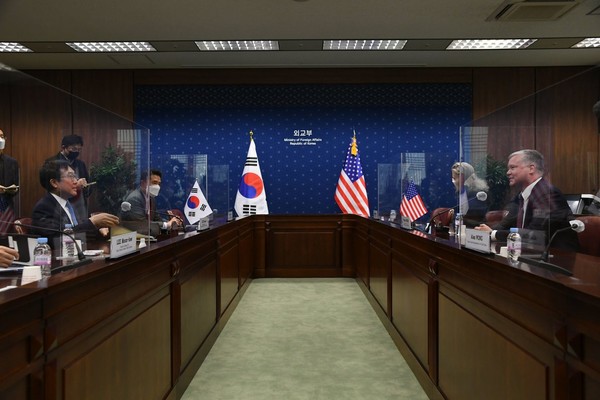 비건 부장관은 9일 오후 외교부에서 이도훈 외교부 한반도평화교섭본부장과 한미 북핵 수석대표 협의를 가졌다. [사진출처 - 미대사관 페이스북]