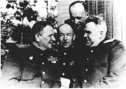 1945년 겨울 평양주둔 제25군 사령관 치스차코프 대장(왼쪽)과 소련군 민정담당 사령관 로마넨코 소장(오른쪽) 등이 대화하고 있는 모습.