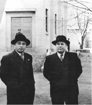 1949년 1월 군복을 벗고 초대 주북한 소련대사로 부임한 스티코프와 김일성의 기념촬영.
