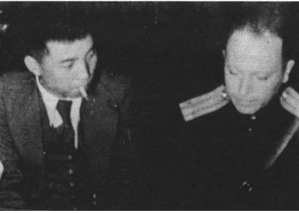 김일성과 소련군 제7부 정치부장 메크레르 중좌의 대화 모습(1945년 9월 26일)