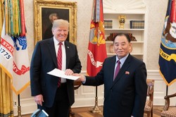 2019년 1월 트럼프 대통령에게 김정은 위원장의 친서를 전달하는 김영철 부위원장.