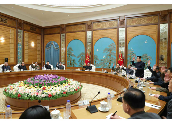 정치국회의에서는 8차 당대회 관련 결정들이 채택됐다. 김재룡 당중앙위 부위원장이 일어서서 사회를 보고 있다. [캡쳐사진 - 노동신문]