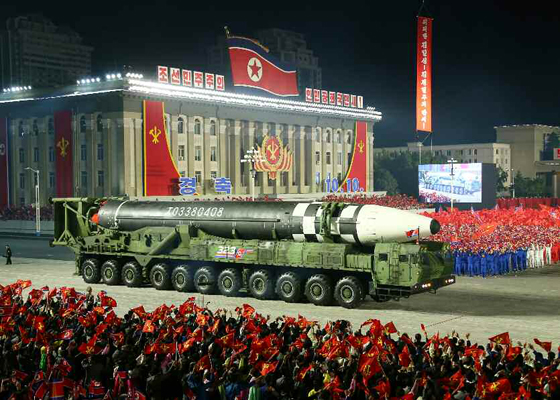 지난 10월 10일 북한 당창건 75주년 기념 열병식에서 나타난 신형 ICBM. 이날 북한은 초·중·장거리 첨단·전략무기를 무더기로 공개했다. [통일뉴스 자료사진]