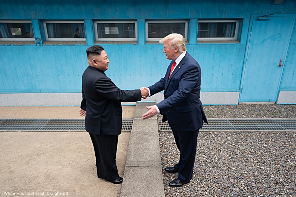 2019년 6월 판문점에서 만난 김정은 위원장과 트럼프 대통령. [사진출처-폼페이오 트위터]