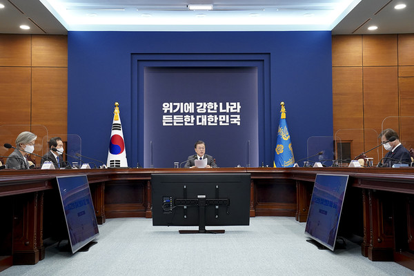 문재인 대통령은 강경화 장관의 그간 노고에 대해 치하했다. [사진제공 - 청와대]