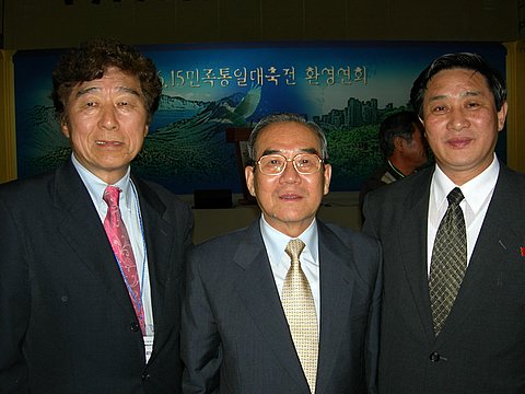 2006년 광주 6.15공동선언 기념대회에 최승철이 북 대표단장으로 왔다. 필자와 임동원, 최승철. 98년 1월 평양에서 Korea-2000의 ‘건의서’를 최 국장에 건네고 임동원 총재의 남북대화 계획도 전했다. [사진제공 - 오인동]