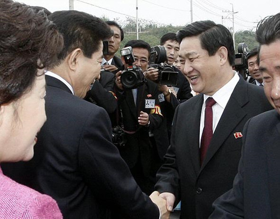 2007년 10월, 정상회담 차 노무현 대통령이 군사분계선을 넘자 북측에서 맞이하는 최승철. [사진제공 - 오인동]