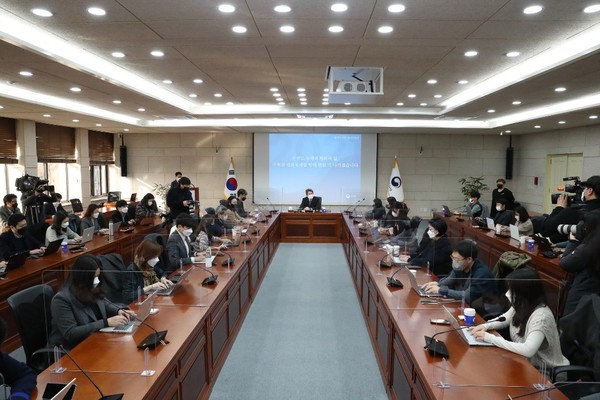 이 장관은 이날 북과의 비핵화협상을 위해 '제재유연화'를 꺼내들었다.  [사진-통일부 제공]