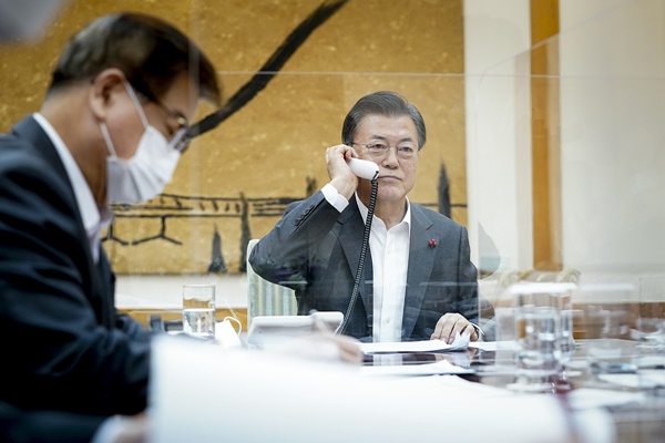 문 대통령이 26일 밤 시진핑 중국 국가주석과 전화통화를 했다. [사진제공-청와대]