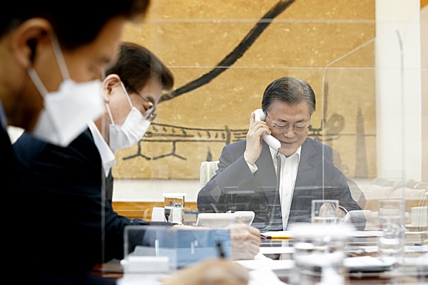 문 대통령이 4일 오전 바이든 미국 대통령과 전화통화를 실시했다. [사진제공-청와대]