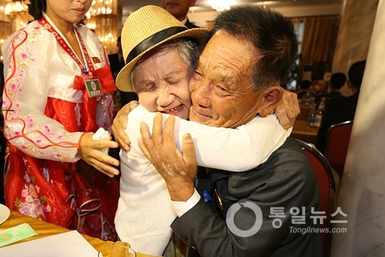 2018년 8월 금강산에서 열린 남북 이산가족상봉 단체상봉의 한 장면. 이날 남녘의 어머니와 북녘의 아들이 68년 만에 해후해 부둥켜안고 있다. [통일뉴스 자료사진]