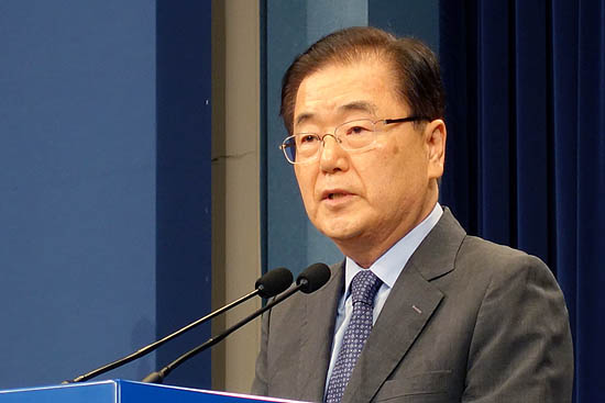 정의용 신임 외교부 장관이 9일 오전 취임식을 가졌다. 사진은 청와대 출입기자단과 2018년 송년 간담회 모습. [자료사진 - 통일뉴스]