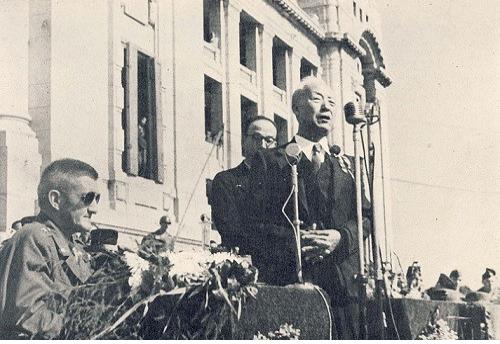 1945년 10월 20일 미군정청 앞에서 열린 ‘서울시민 연합군 환영대회’에서 이승만이 연설하고 있다. 남한 점령군 사령관 하지는 ‘이승만 신화’를 만드는데서 중요한 역할을 담당했다.