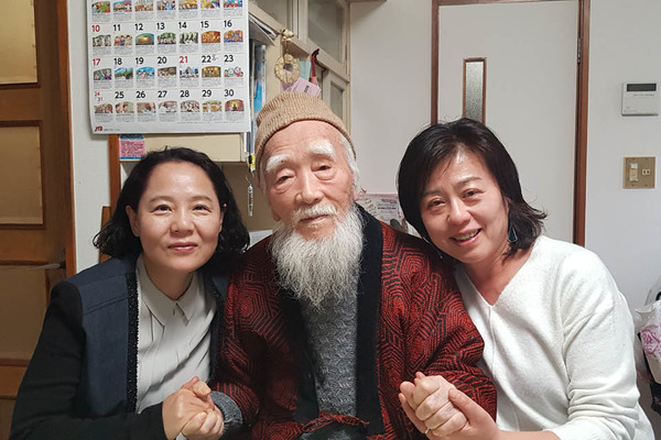 2019. 3. 일본 요코하마 정경모 선생님 자택에서. 왼쪽부터 임수경, 정경모, 리명옥. [사진제공 - 임수경]