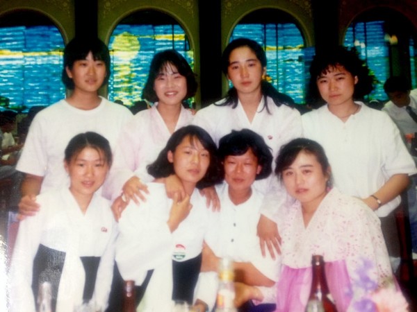 1989. 7. 평양 세계청년학생축전 참가 대표단 만찬장에서. 앞줄 왼쪽에서 두 번째 임수경, 맨 오른쪽 리명옥. [사진제공 - 리명옥]