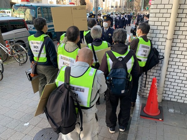 주일 한국대사관으로 가는 길을 가로막아선 일본경찰관들. [사진-통일뉴스 박명철 통신원]