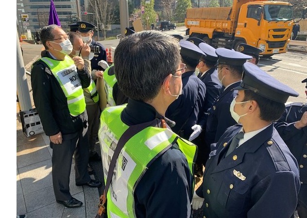 주일 미대사관 앞에서 요청단을 가로막아선 일본경찰관들.  [사진-통일뉴스 박명철 통신원]