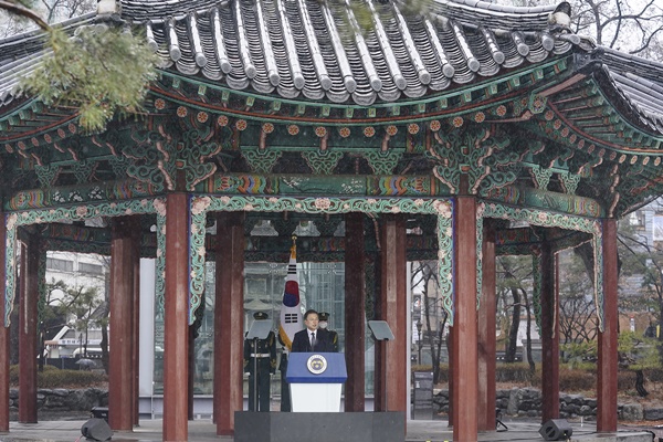 문재인 대통령이 1일 서울 탑골공원에서 열린 제102주년 3.1절 기념식에 참석했다. [사진제공-청와대]