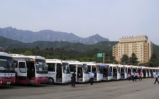2008년 5월 남측 관광객들을 싣고 금강산 관광지구로 달려온 버스로 주차장이 가득차 있다. [통일뉴스 자료사진]