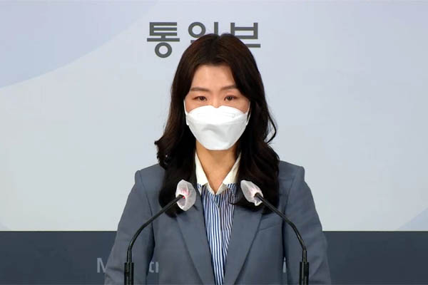 통일부 이종주 대변인이 8일 오전 정례브리핑에서 한미 합동지휘소연습 관련 질문에 답했다. [캡쳐사진 - 통일뉴스]