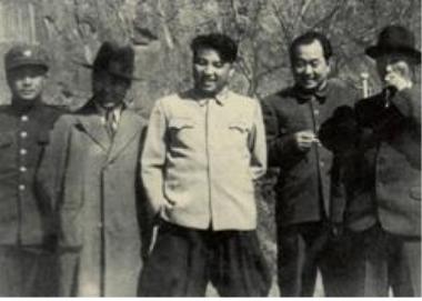 김일성(중앙)과 허가이(오른쪽에서 두 번째)