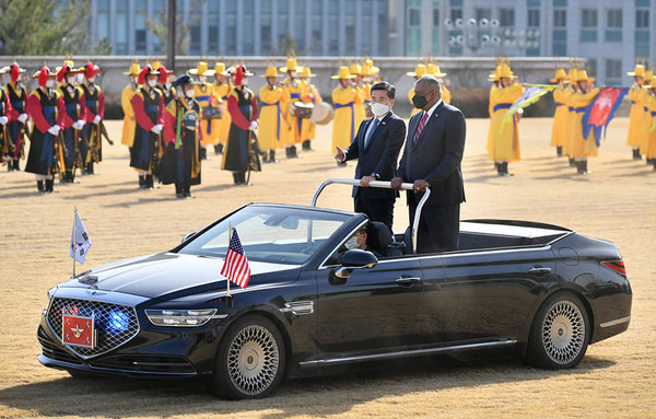 서욱 국방부장관과 로이드 오스틴 미국 국방부장관은 17일 오후 국방부 청사에서 회담을 갖고 양국 간 현안들을 협의했다. 의장대 사열을 받는 양국 장관 모습. [사진출처 - 국방부 페이스북]