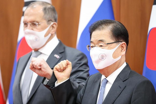 정의용 외교부장관과 세르게이 라브로프 러시아 외교부장관은 25일 오전 외교부청사에서 회담을 가졌다. [사진출처 - 외교부 페이스북]