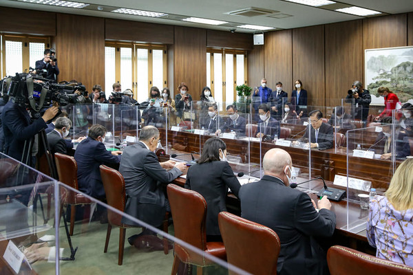 한러 외교장관 회담은 양측 관계자들이 배석한 가운데 2시간여 동안 진행됐다. [사진출처 - 외교부 페이스북]