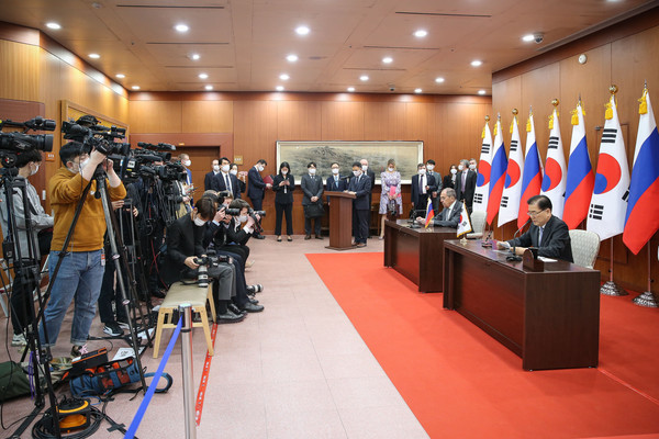 회담을 마친 양 장관은 양국 외교부 간의 ‘2021~2022년 교류계획서’에 서명했으며, 회담 결과를 발표했다. [사진출처 - 외교부 페이스북]