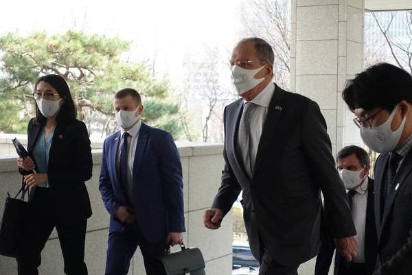 중국을 거쳐 23일 한국을 실무방문한 라브로프 장관이 25일 오전 외교부 청사에 들어서고 있다. [사진 - 통일뉴스 김치관 기자]