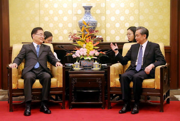 정의용 외교부 장관은 4월 3일 중국 푸젠성 샤먼시에서 왕이 중국 외교부 부장과 회담을 갖고 양국 현안 등에 대해 협의한다. 사진은 2018년 3월 12일 정의용 당시 국가안보실장(왼쪽)이 시진핑 주석을 접견한 뒤 왕이 외교부장과 조어대에서 만찬을 가질 때 모습. [자료사진 - 통일뉴스]