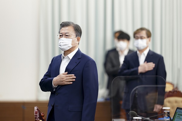27일 오전 국무회의에 앞서 국기에 대해 경례하는 문 대통령. [사진제공-청와대]