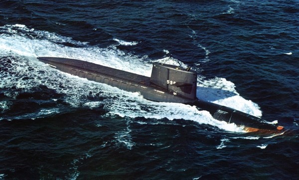 ▲ 세계 최초의 전략원잠 USS 조지 워싱턴 호. 선제 핵공격으로 적의 지상핵전력을 쓸어버려도 바다 속에 숨은 원잠까지 선제공격할 수는 없기 때문에 선제공격측은 상대방 측 원잠의 보복공격을 받게 된다. 때문에 핵무기인 SSBN이 역설적이게도 냉전기의 상호확증파괴 및 이를 통한 핵전쟁 방지에 기여했다. [출처-위키백과]