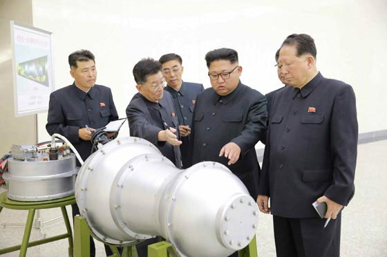 ▲ 2017.9.3. 북은 대륙간탄도미사일(ICBM)에 장착하는 초강력 폭발력을 가진 열핵무기라 일컫는 수소탄 시험에 성공했다고 발표했다. 사진은 김정은 국무위원장이 핵무기연구소를 찾아 핵무기병기화사업을 현지지도하며, 새로 제작한 대륙간탄도미사일(ICBM) 장착용 수소탄을 살펴보는 모습. 뒤에 세워둔 안내판에 ‘화성-14형’의 ‘핵탄두(수소탄)’라고 적혀있다. [자료사진-통일뉴스]