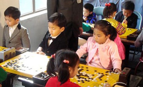 바둑을 두고 있는 북한 어린이들. [통일뉴스 자료사진]