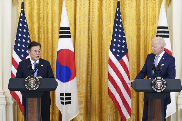 문재인 대통령과 바이든 미국 대통령이 21일 정상회담 직후 기자회견을 열었다. [사진제공-청와대]
