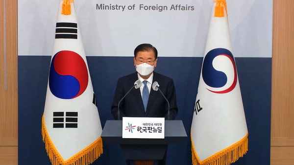 정의용 외교부장관은 25일 오전 문재인 대통령의 방미 성과를 설명하는 3개 부처 합동브리핑에서 '대만해협' 문제 등에 대해 답했다. [캡쳐사진 - 통일뉴스]