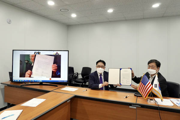 한미 정상회담 후속조치로 ‘한-미 위성항법 협력 공동성명 서명식’이 27일 화상회의로 진행됐다. [사진제공 - 외교부]