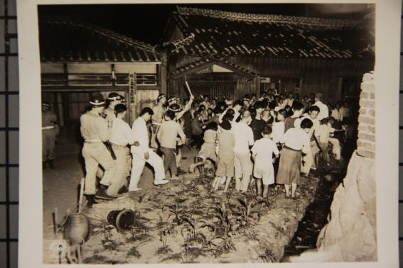 1946년 7월 6일 밤 부산의 식량배급소에 난입한 군중들(사진=국사편찬위원회)