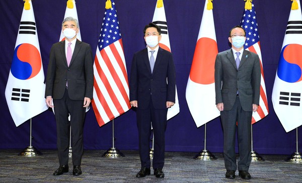 한미일 대북정책 수석대표들이 21일 서울에서 양자 및 3자 회담을 갖고 한반도 비핵화와 평화체제 구축 방안 등을 협의했다. 왼쪽부터 성김(Sung Kim) 미국 국무부 대북정책특별대표, 노규덕 외교부 한반도평화교섭본부 본부장, 후나코시 다케히로(船越健裕) 일본 외무성 아시아·대양주국 국장. [사진제공 - 외교부]