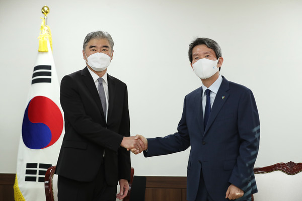 이인영 통일부장관은 22일 오전 정부서울청사 집무실에서 성김 미국 대북특별대표를 접견한 자리에서 북한과의 본격적인 대화를 위해 한미 양국이 보다 능동적이고 기민하게 움직여야 한다고 밝혔다. [사진-통일부 제공]