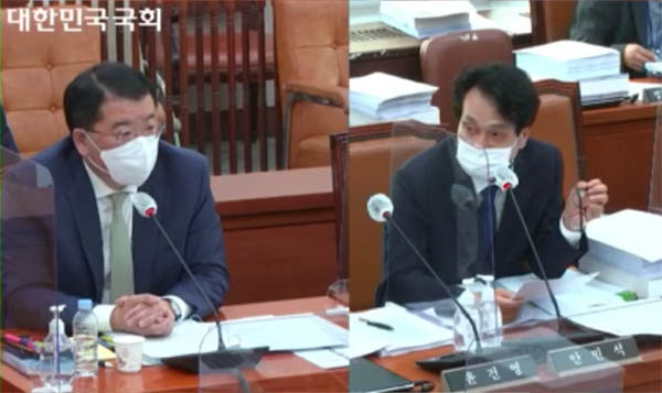 최종건 외교부 제1 차관(왼쪽)은 22일 오전 국회 외교통일위원회에 출석해 안민석 더불어민주당 의원(오른쪽)의 질문에 답하는 과정에서 한미 워킹그룹 관련 종료를 확인하고 '국장급 정책대화'를 대안으로 제시했다. [캡쳐사진 - 통일뉴스]