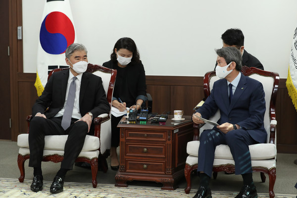 성김 특별대표(왼쪽)가 22일 이인영 통일부 장관(오른쪽)을 예방하고 최영준 통일부 차관과 ‘대북정책 고위급 양자 협의’를 가졌다. [자료사진 - 통일뉴스]