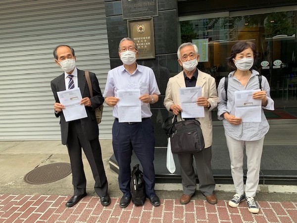 여권 발급이 거부되거나 유효기간이 제한된 여권을 발급받았던 재일 한통련 손형근 의장과 회원들이 최근 국가인권위원회 결정에 근거해 22일 오후 주일대사관에 일반여권(유효기간 10년)을 신청했다. 사진 왼쪽부터 곽수호 고문, 손형근 의장, 양병룡 도쿄본부 대표, 김지영 재일한국민주여성회 회장. [사진 - 통일뉴스 박명철 통신원]