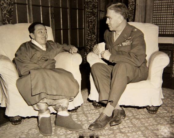1947년 3월 미국 국무부에서 파견된 윌버 장군과 만나 환담하는 김규식 남조선과도입법의원 의장(사진=국사편찬위)