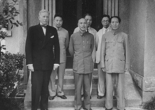 장제스와 마오쩌둥은 1945년 8월 28일부터 충칭에서 평화협상을 시작했다. 앞줄 오른쪽부터 마오쩌둥, 장제스, 미국특사 패트릭 헐리.