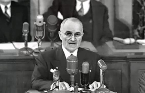 1947년 3월 12일 의회 연설을 통해 동서냉전의 시작을 알리는 ‘트루먼 독트린’을 발표하고 있는 미국 대통령 트루먼.