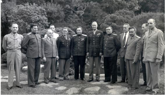제2차 미소공동위원회 대표들의 공식 기념촬영(1947년 6월 1일). 왼쪽부터 존 웨커링(준장) 미국대표, 코르쿨렌코(대좌) 소련대표, 둔킨 소련대표, 아더 번스 미국대표, 주한미군사령관 하지 중장, 스티코프(중장) 소련 수석대표, 앨버트 브라운 미국 수석대표, 레베데프(소장) 소련 표, 캘빈 조이너 미국대표, 발라사노프 소련대표, 윌리엄 랭던 미국대표, 로렌스 링컨 미국대표(사진=뉴시스)